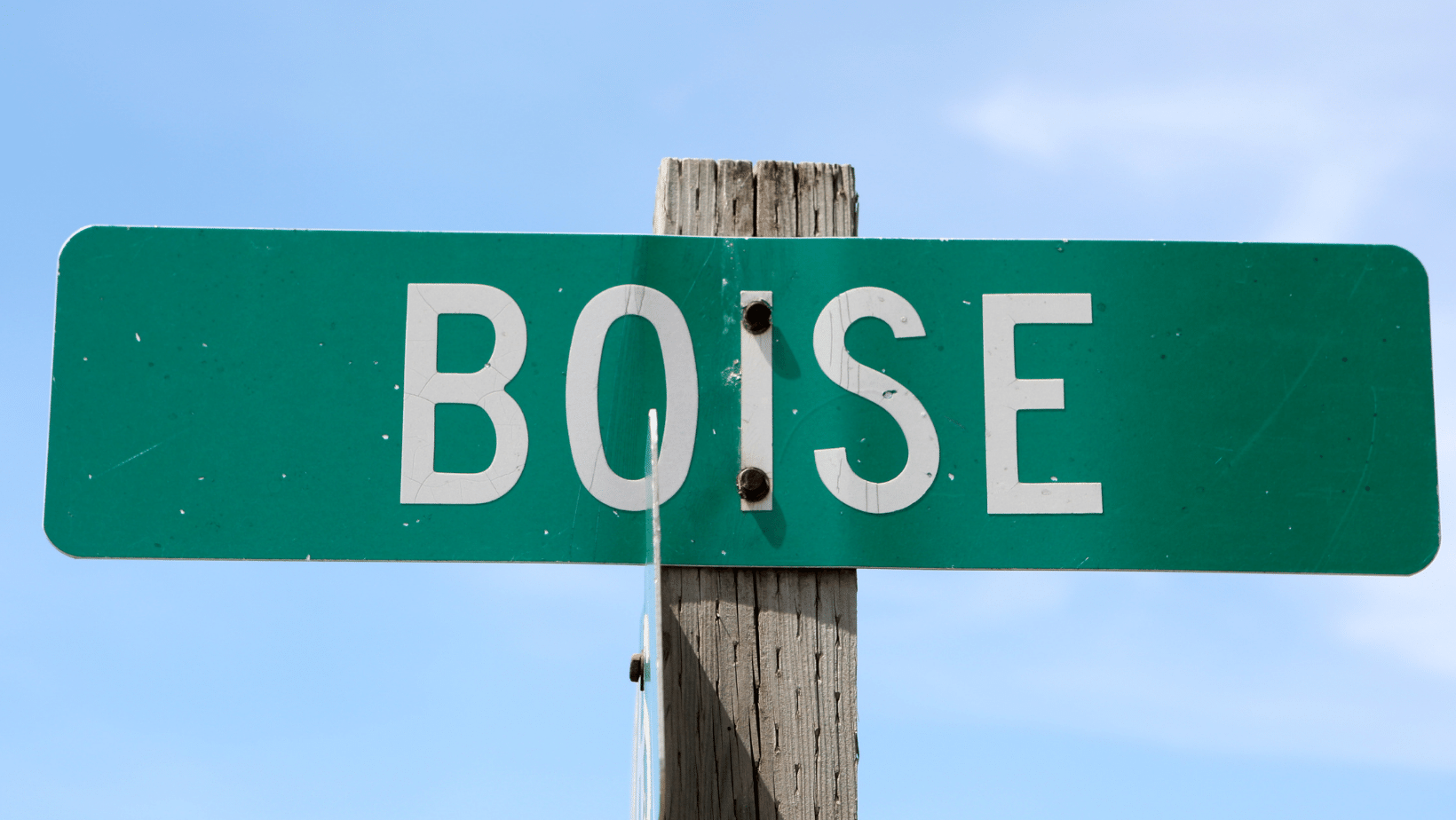 A street sign with the word "boise" on it.